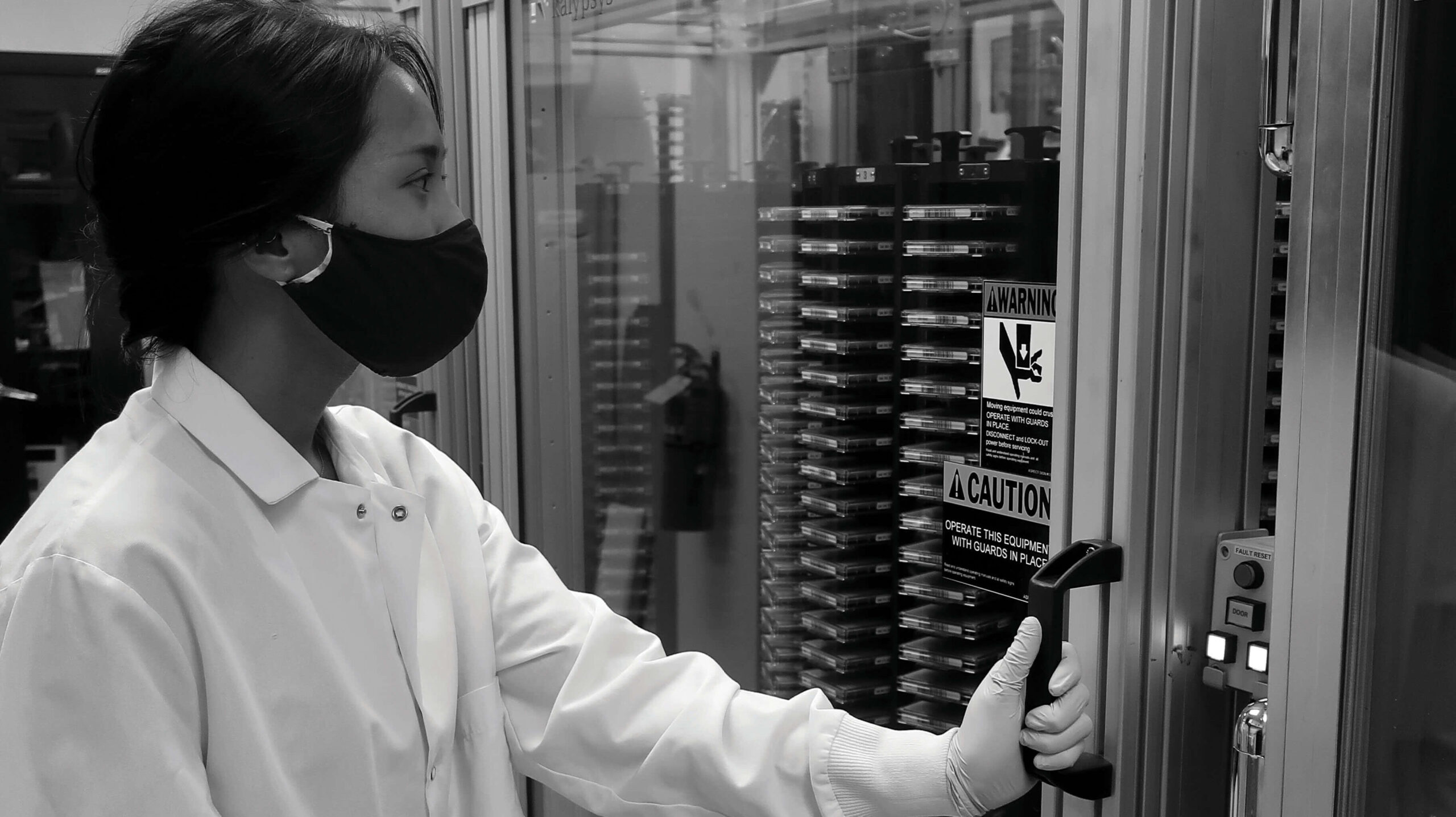 Tu-Trinh Nguyen, a robotics engineer, in Calibr’s high-throughput screening facility in scripps research magazine fall 2020